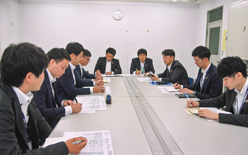 毎朝のミーティングで渉外係、融資係が情報を共有する(6月4日)<写真撮影時にマスクを外していただきました>