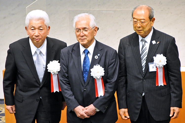 御室会長(中央)と特別功労表彰を受けた大前名誉会長(左)、佐藤前会長(6月24日、経団連会館)