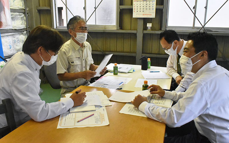 折井社長(左から2人目)にヒアリングする東栄信金と東京都よろず拠点の関係者(7月2日、東京都江戸川区の折井電装松江工場)