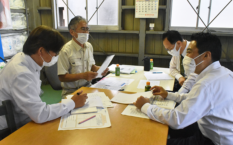 折井社長（左から2人目）にヒアリングする東栄信金と東京都よろず拠点の関係者（7月2日、東京都江戸川区の折井電装松江工場）