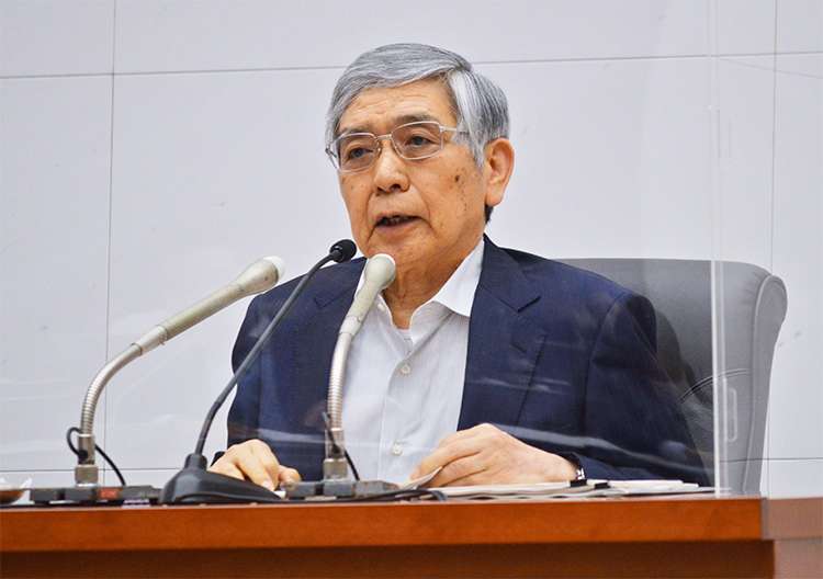 気候変動に関する取り組み方針について説明する黒田総裁(7月16日、本店)