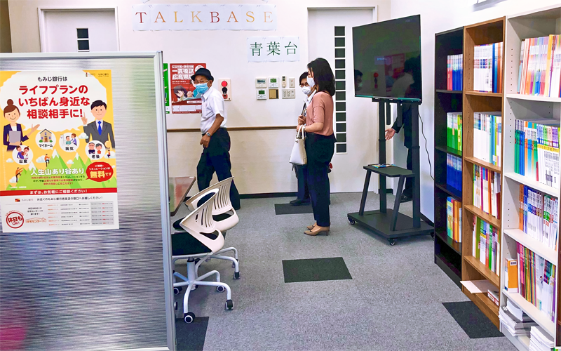 金融と進学の相談拠点。初日には保護者らが訪れた(7月20日)