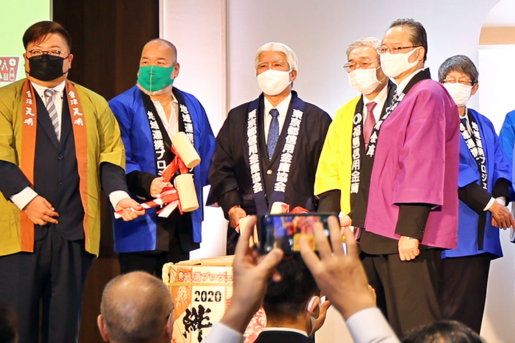 2020年のフェアは全国のコメで作った日本酒「絆舞」の鏡割りでスタート（2020年11月5日、羽田イノベーションシティ）
