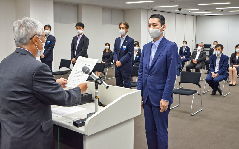 みなと銀行は、FP1級、CFP、宅地建物取引士の合格者に武市寿一社長が表彰状と記念品を授与し、取得への努力を労う(7月9日、大森みなとビル)