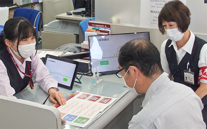 ロビーからのトスアップ件数は全店でトップ。ロビー係は顧客の補助をするなかで情報をキャッチ、ローカウンターに誘導しファイナンシャルアドバイザーが詳しく説明する(8月3日)