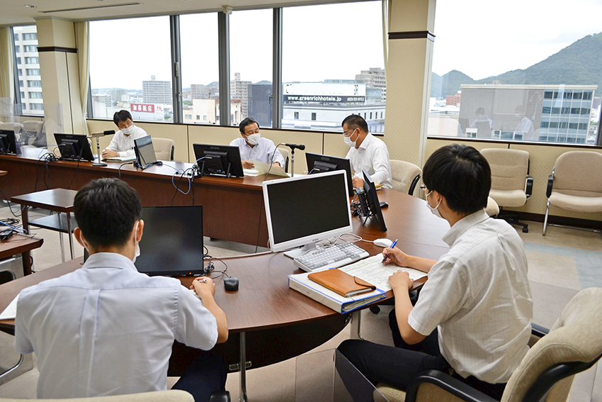 地域課題の解決策を話し合う平井頭取(左奥から2人目)や三木部長(同3人目、8月18日、鳥取銀本店ビル)