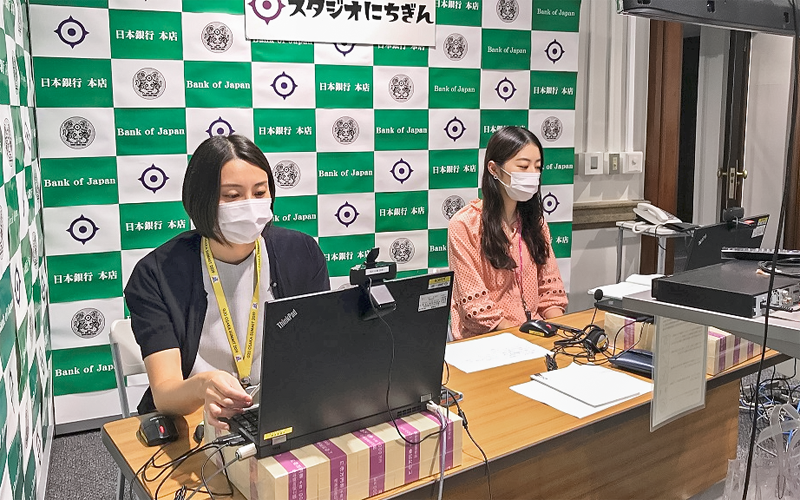 「スタジオにちぎん」から本館のリモート見学案内を行う日銀職員(日本銀行本店)