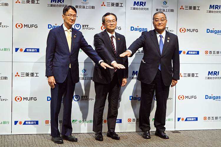Zエナジーを立ち上げた(左から)高間徹・NTTアノードエナジー社長、半沢・三菱UFJ銀行頭取、藤原正隆・大阪ガス社長(9月1日、大手町プレイスカンファレンスセンター)