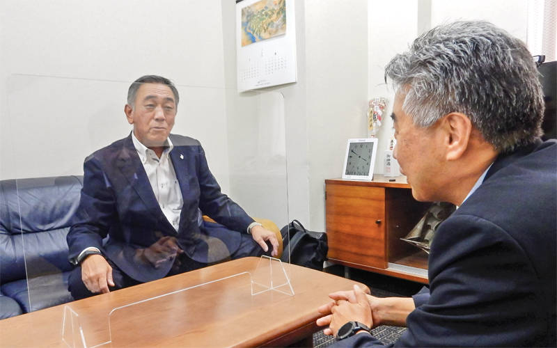 事業承継相談をきっかけにさらに取引が深まったというSHOJIの中園克己社長(左)と花田康治支店長(8月23日)<写真撮影時にマスクを外していただきました>