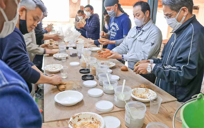 美濃焼の原料への理解を深める「奇跡の土プロジェクト」で、陶磁器業界の事業者らが原料の配合などを体験した(2021年4月、瑞浪市内)