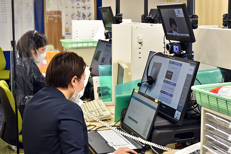 デジタルサービスオフィス(DSO)は営業店とテレビ会議をつなぎ、複雑な相談に対応する(埼玉りそな銀行本部)