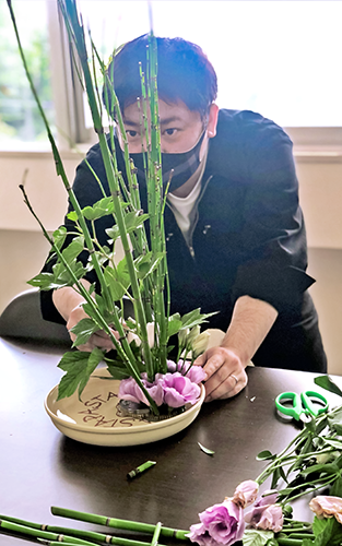 植物の声を聞き、花材を生ける人事総務部の行員（９月11日）