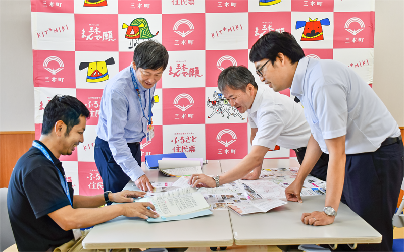 三木町地域活性課の貞中政治課長（左から２人目）と、地場産業支援についてアイデアを練る渡邊孝典支店長（左から３人目、９月８日、三木町役場）