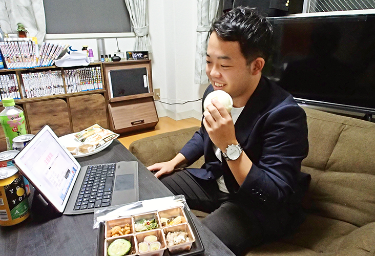 オンラインで懇親会を開いた日本生命の内定者は自宅に届いたまんじゅうを食べながら仲間と交流した（10月1日）