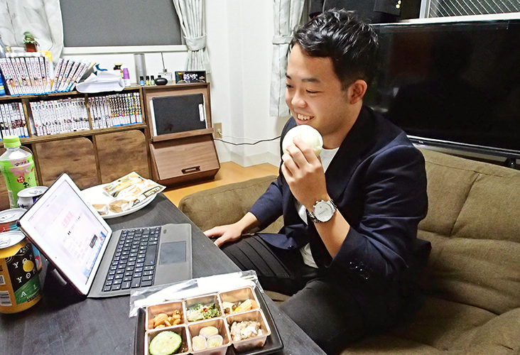 オンラインで懇親会を開いた日本生命の内定者は自宅に届いたまんじゅうを食べながら仲間と交流した(10月1日)