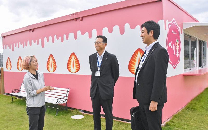 販売所の前で話す高橋小春社長(左)と米村宜将支店長(中央)、山岡孝寿支店長代理(9月17日)<写真撮影時にマスクを外していただきました>