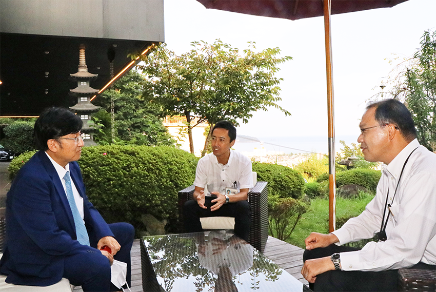 ホテルあかねの西山専務(左)と情報交換するさがみ信金の小澤代理(中央)と廣瀬真支店長(右、9月15日、ホテルあかね)