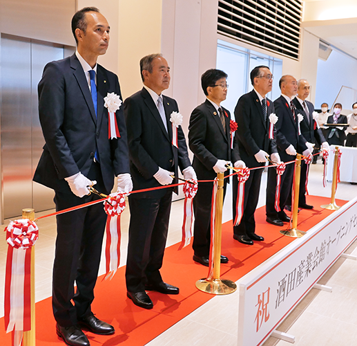 新「酒田中央支店」が入居する建物のオープンで関係者とテープカットする(左から)工藤支店長、上野会長(10月11日、酒田産業会館ロビー)