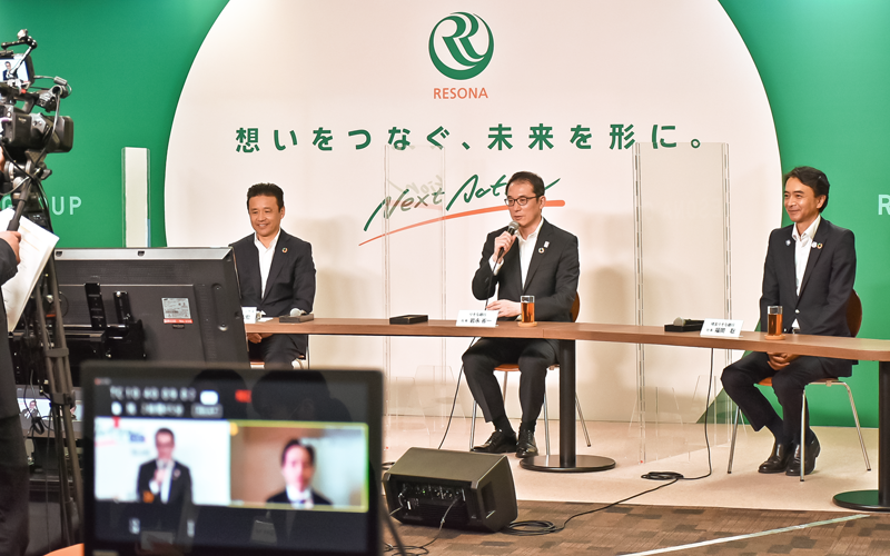 オンライン内定式で内定者からの質問に答えるりそな銀行の岩永省一社長(中央、10月1日、りそな銀行東京本社)