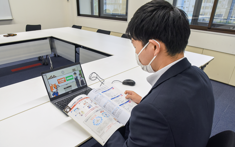 損保協が作成した教材は、生徒たちが損害保険の基本について能動的に学べる(10月12日、損保会館)