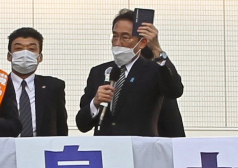 写真は埼玉県内で応援演説する岸田文雄首相（右、10月26日）