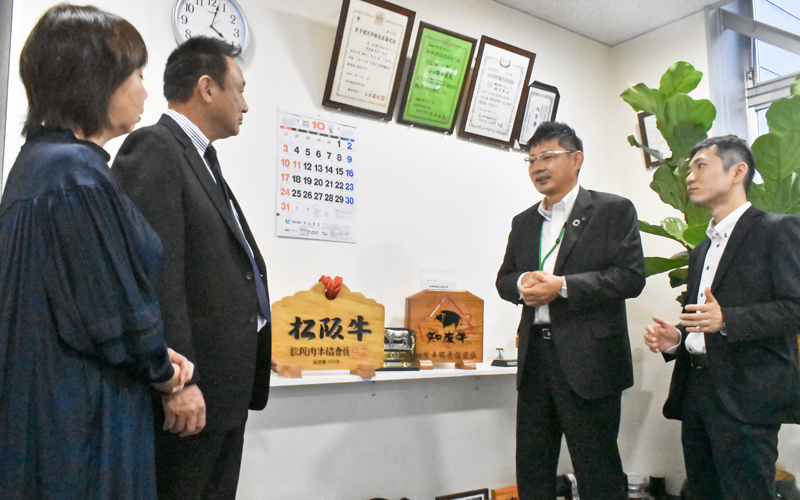 SDGs私募債の発行を提案中の(左から)取引先SCミートの鈴木良夫社長夫妻と横川正徳支店長、齊藤利裕支店長代理(10月13日、千葉市花見川区)