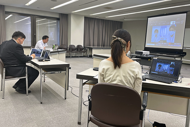 金融AIミートアップで徳島大正銀行から説明を受けるサーブラボ関係者(11月2日、第二地銀協)