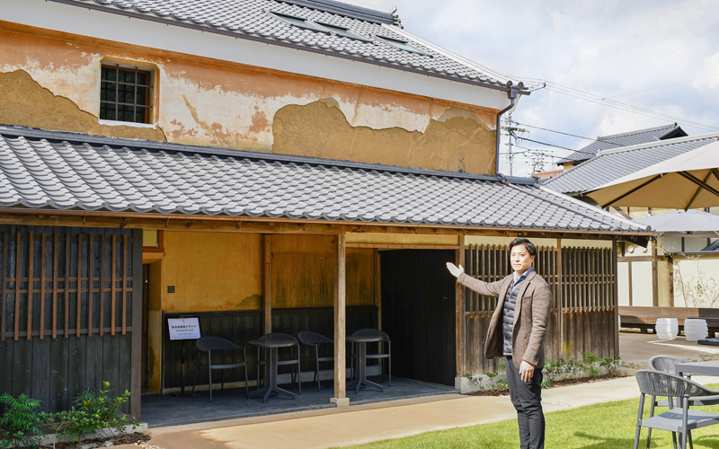 古民家などの歴史的建造物をホテルやショップにリノベーションし、面的な開発をする「キタ・マネジメント」に勤務する伊予銀行の行員（10月27日、大洲市内）