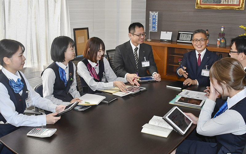 フィナンシャルコンサルタントと和やかな雰囲気で打ち合わせをする松園康之支店長(右から3人目、11月2日)