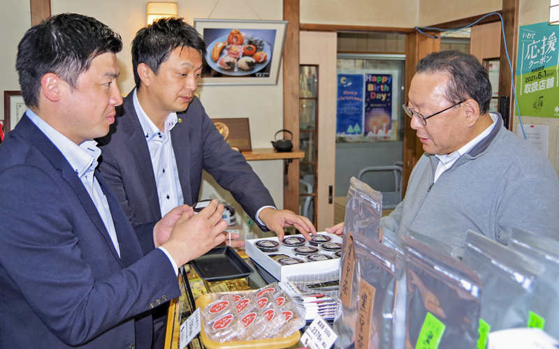 竹屋製菓の嵯峨代表取締役と黒豆ゼリーの販路拡大について話す(左から)滝浦忠久慈支店次長、柴田直太郎支店長(11月1日、竹屋製菓)