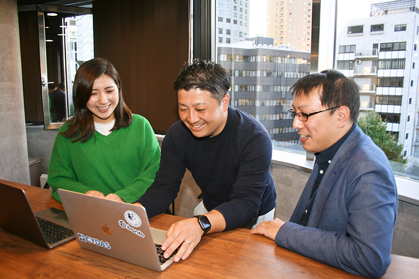 兼業先のサイダス東京本社で情報交換する静岡銀の小林さん(中央)とサイダスの地域銀担当の坂口菜穂さん(左)ときらぼし銀行から出向している人事部の山本頌さん