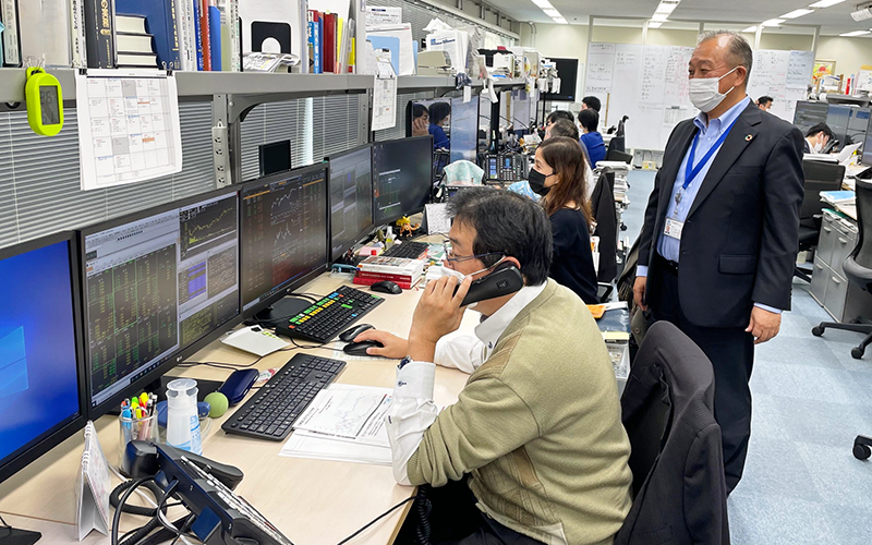 しんきん証券の工藤社長(右)とETF推進室メンバー(11月25日、しんきん証券)