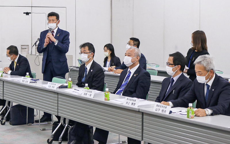 埼玉県DX推進支援ネットワークに参加する地元6行庫の役員・部長(左から2人目は武蔵野銀行の齊藤政春常務執行役員、11月30日、さいたま市)