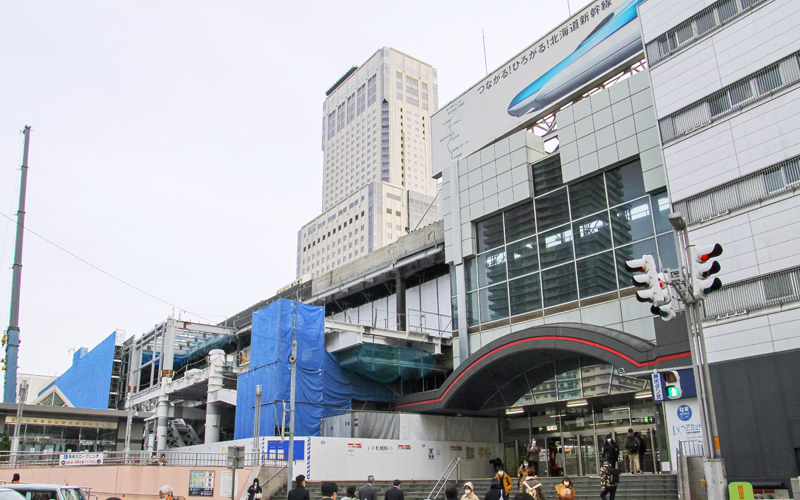 北海道新幹線延伸への拡幅工事が続くJR札幌駅（北口、札幌市北区北６条西４丁目）