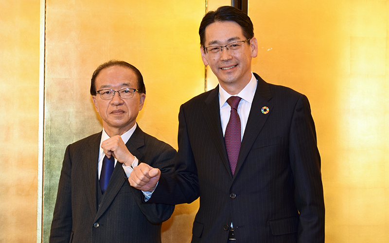（左）伊藤行記・愛知銀行頭取（右）小林秀夫・中京銀行頭取（2021年12月10日、名古屋市）