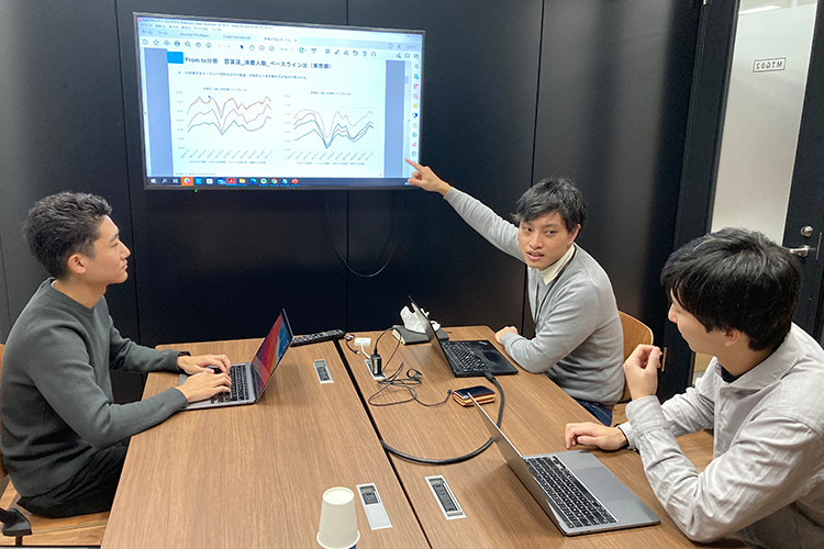 オルタナデータから得られる洞察について議論するナウキャストの辻中社長（右奥）とメンバー（2021年12月2日）