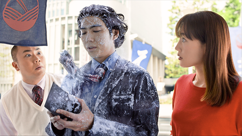 日本生命・(左から)岡部大さん、賀来賢人さん、綾瀬はるかさん