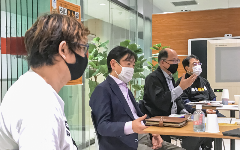 2021年3月に開かれた「ちいきん会」。元金融庁長官・遠藤俊英氏(左から3人目)、元金融庁地域金融企画室長・日下智晴氏(同2人目)らが理事を務める