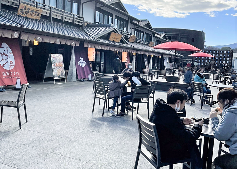 観光や飲食業など、苦境の取引先を支える正念場を迎えている。写真はコロナ禍の2020年12月にオープンした複合商業施設「ミナカ小田原」(1月12日)