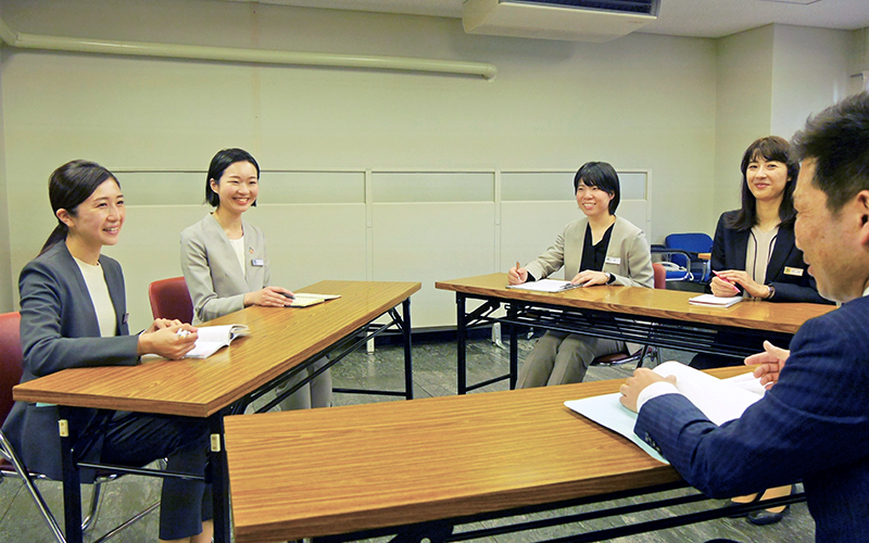 人材開発部の担当者と意見交換を行う、ANA中部空港社員の（左から）芳村さん、田中さん、森さん、西田さん