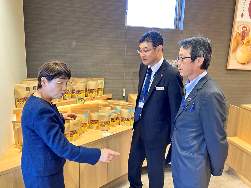 協調融資を実行したスイーツ専門店「いもまる」に同行訪問する(右から)高松信金の佐野正行丸亀城西支店長と香川銀の多田晃丸亀支店長。出口戦略でも手を取り合っていく方針(2021年11月1日、丸亀市)
