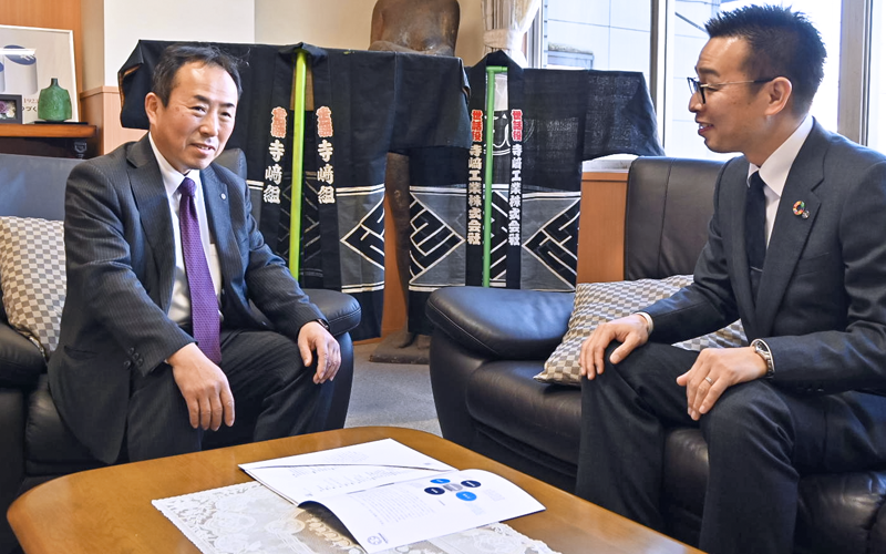 寺崎敏治社長(左)から会社の歴史と印半纏(しるしばんてん)について説明を受ける森永智之支店長(2021年12月9日、寺崎工業本社)