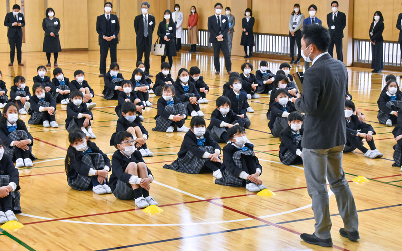 片山学園の教員が児童に説明する様子（１月24日）