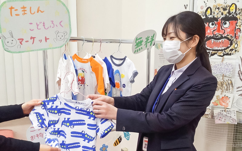 玉島信用金庫八王寺支店の「子ども服マーケット」(2月2日、玉島信用金庫提供)