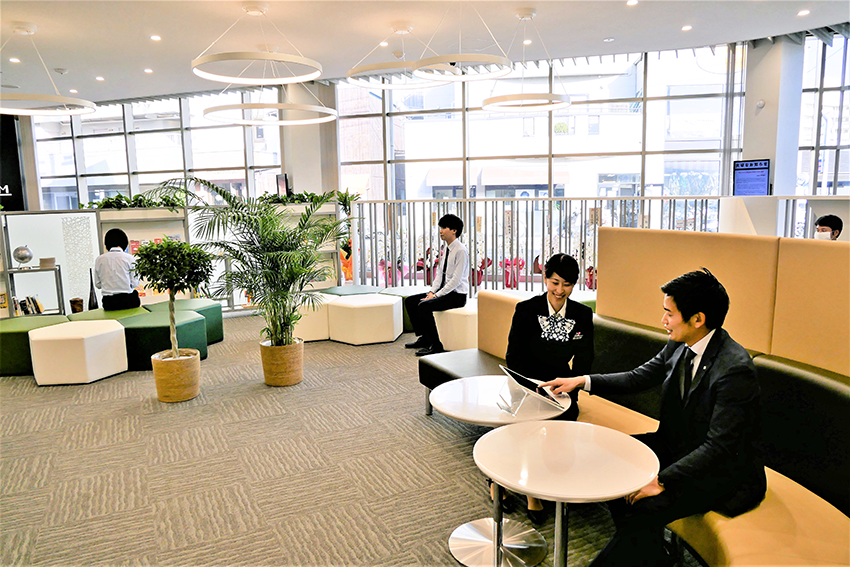 次世代型店舗の機能を備えた松山市内の余戸支店(余戸支店、伊予銀提供)
