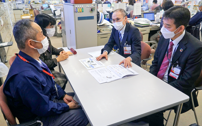 埼玉県信金の北部エリアでは担当者が、嵐山町役場にキャッシュレス化を提案。（右から）佐野島敬史・嵐山支店長、長谷部庫造・営業統括本部公務渉外担当部長、同役場職員（２月21日、埼玉県比企郡嵐山町）