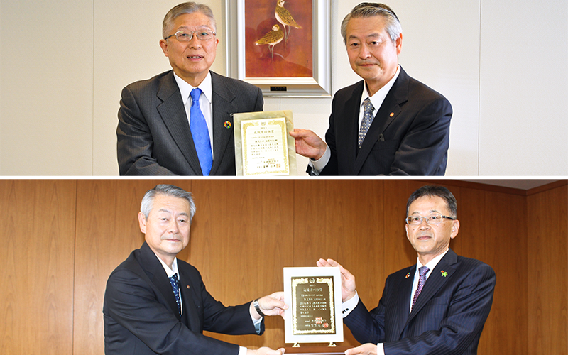 (上)金融検定協会の星野理事長(右)から記念盾を贈られた滋賀銀の高橋頭取(2月24日、滋賀銀本店) (下)金融検定協会の星野広友理事長から表彰を受ける宮崎常務(右、3月1日、長野銀本店)