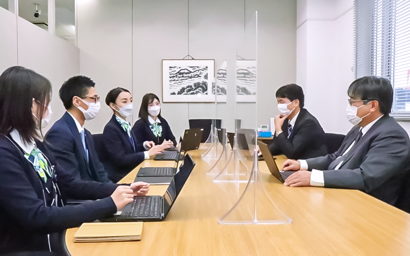 得意先とカスタマーアドバイザーの連携のため、情報交換は随時行っている(3月2日、足利銀行宇都宮東支店提供)