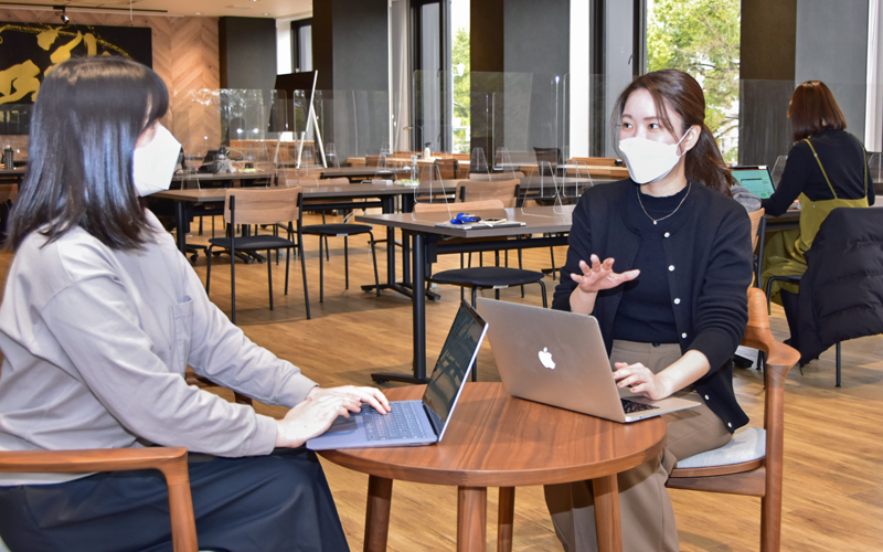 DX推進拠点で地域企業向けのアプリ開発について話し合う山口フィナンシャルグループ子会社データ・キュービック社員(3月7日、広島市)