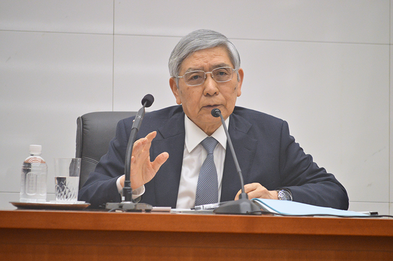 会見で大規模緩和の継続を改めて強調する黒田総裁(3月18日、日銀本店)